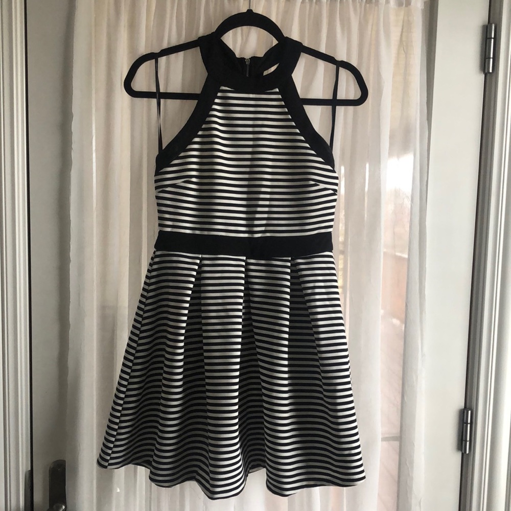 Forever 21 Sleeveless Black & White striped dress (small)